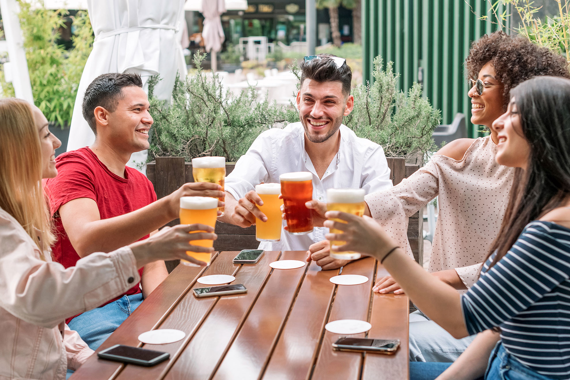 Junge Menschen stoßen mit Bier an: In Maßen konsumiert sind alkoholische Getränke ein Genussmittel.