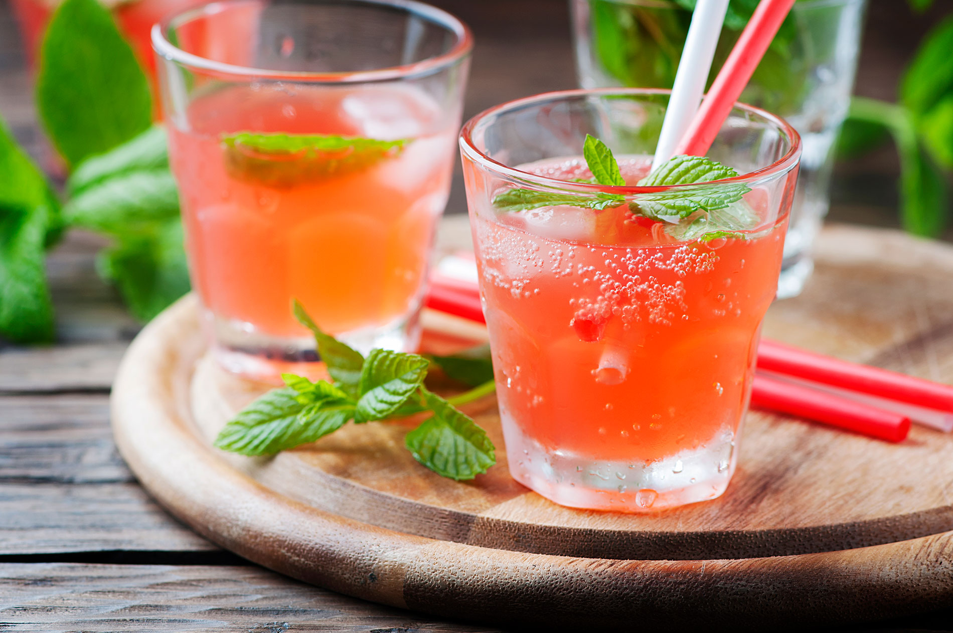 Fruchtiger Cocktail mit Rum und Minze: Machen Mixgetränke schneller betrunken? Alkoholmythen im Faktencheck.