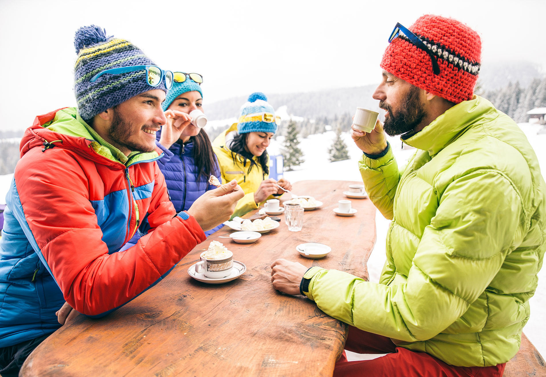 Einkehr vor der Skihütte: Auch bei Kaffee und Kuchen lässt sich die Pause genießen.