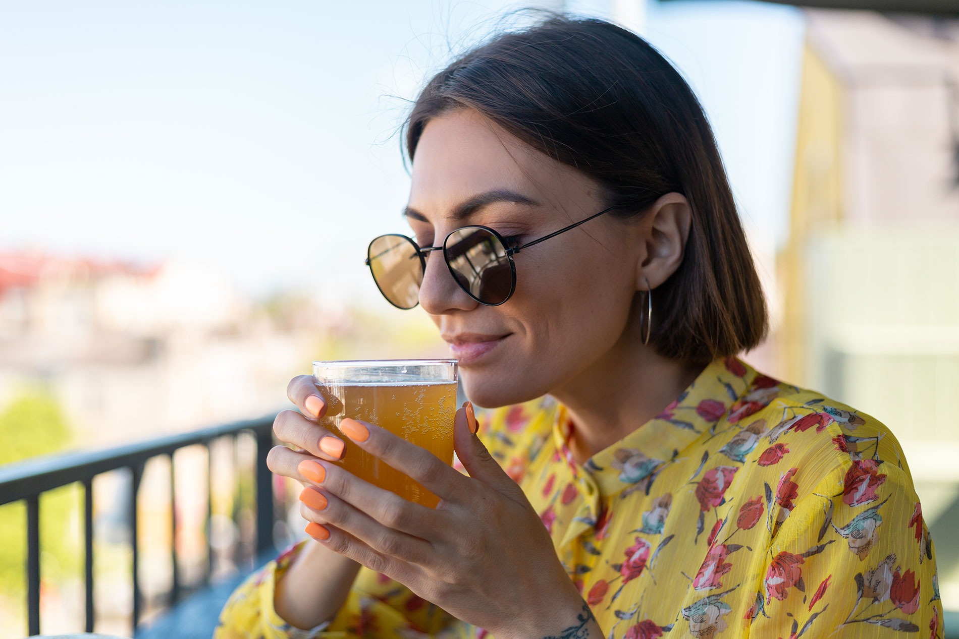 Eine Frau genießt ein Getränk: Die Verantwortung für die eigene Gesundheit erfordert maßvollen Alkoholkonsum